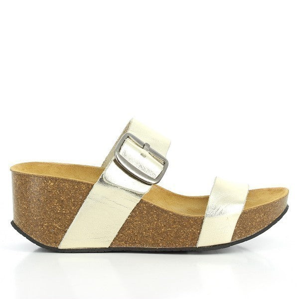 Glisten with glamour in Plakton's 273004 Gold Wedges. The radiant gold hue catches the light, adding a touch of elegance to any outfit.
