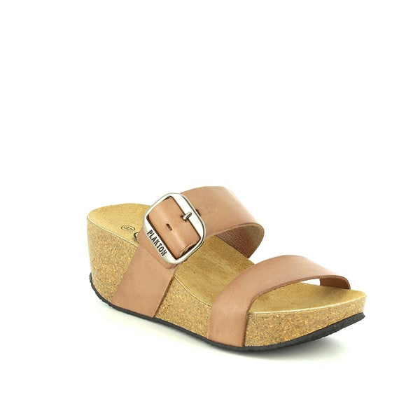 The image captures a pair of Plakton's 273004 Oak Women's Wedges, elegantly displayed against a clean, neutral backdrop. The focus is on the intricate details and craftsmanship of the sandals. The smooth leather upper and lining exude sophistication, while the cork footbed and synthetic sole promise comfort and stability. The round toe shape and adjustable buckle add a touch of versatility and customization. With a subtle 6.5cm heel platform, these wedges offer a graceful lift. 