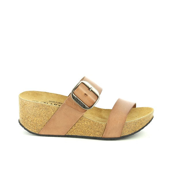 The image captures a pair of Plakton's 273004 Oak Women's Wedges, elegantly displayed against a clean, neutral backdrop. The focus is on the intricate details and craftsmanship of the sandals. The smooth leather upper and lining exude sophistication, while the cork footbed and synthetic sole promise comfort and stability. The round toe shape and adjustable buckle add a touch of versatility and customization. With a subtle 6.5cm heel platform, these wedges offer a graceful lift. 