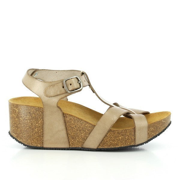 Capture the sleek profile of Plakton's 273015 Natural Wedges, showcasing the smooth leather upper and the sturdy cork wedge sole. Perfect for elevating your style with comfort and sustainability.