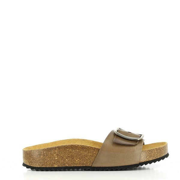 Plakton's 341018 Beige Slides showcase a sleek silhouette with a premium leather upper and a stylish golden buckle. The side view highlights the 2.5 cm heel-platform, perfect for a touch of elevation.