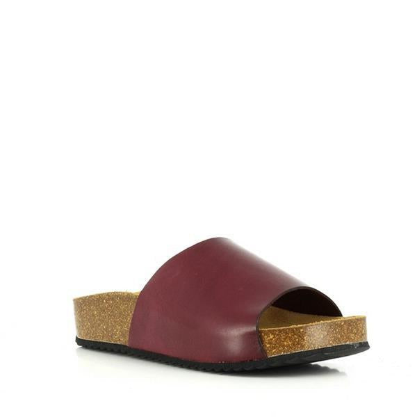 From a stylish angle, Plakton's 343036 Cherry Slides reveal their craftsmanship and versatility. The cork sole with a synthetic base offers lightweight support, while the contrasting strap adds a touch of elegance to the overall design.