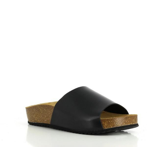 From a stylish angle, Plakton's 343036 Black Slides reveal their impeccable Spanish craftsmanship and timeless appeal. The cork sole with synthetic base offers lightweight support, while the contrasting strap adds a touch of sophistication to the overall look.