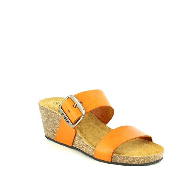 From an angled perspective, highlight the craftsmanship of Plakton's sandals, featuring the round toe shape and the natural leather lining. This view showcases the intricate stitching and the water-ready design, perfect for both urban adventures and outdoor explorations.