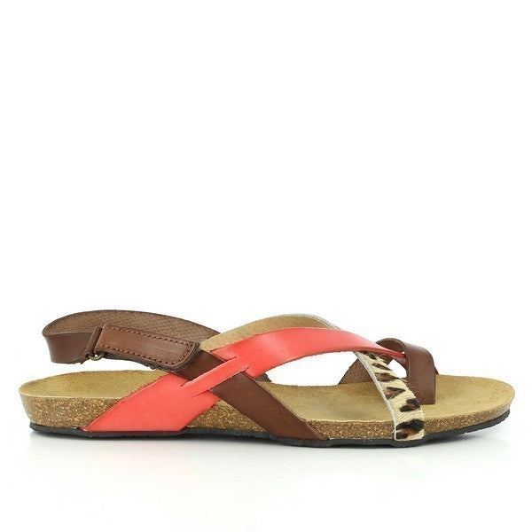 A side view of the Plakton 575126 Coral, Brown & Leopard Print Thong Sandal showcasing the sleek leather upper, the cork sole with synthetic base, and the 2.5 cm heel-platform height.