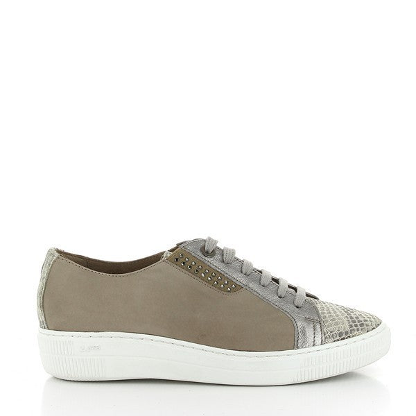 The 24HRS 23956 Taupe Sneakers showcase a refined taupe leather upper with a smooth finish. The classic round toe design and 3 cm heel-platform provide a stylish and comfortable look. The sneakers feature a soft leather lining for added comfort and a durable synthetic sole for excellent grip. Made in Spain, these sneakers reflect expert craftsmanship and a versatile design suitable for various occasions.
