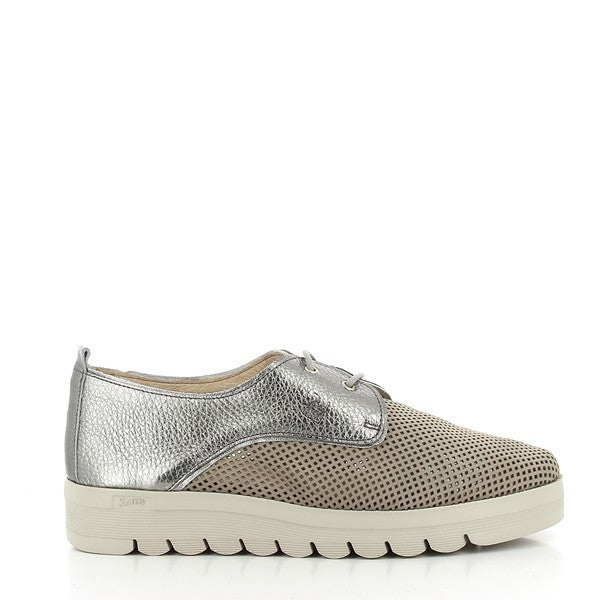 The 24HRS 23964 Taupe Sneakers showcase a sleek taupe leather upper with a smooth, refined finish. The classic round toe design and 3 cm heel-platform provide a stylish yet comfortable fit. The interior features a soft leather lining for added comfort, while the synthetic sole ensures excellent traction and durability. Made in Spain, these sneakers combine modern elegance with expert craftsmanship, making them a versatile choice for any outfit.