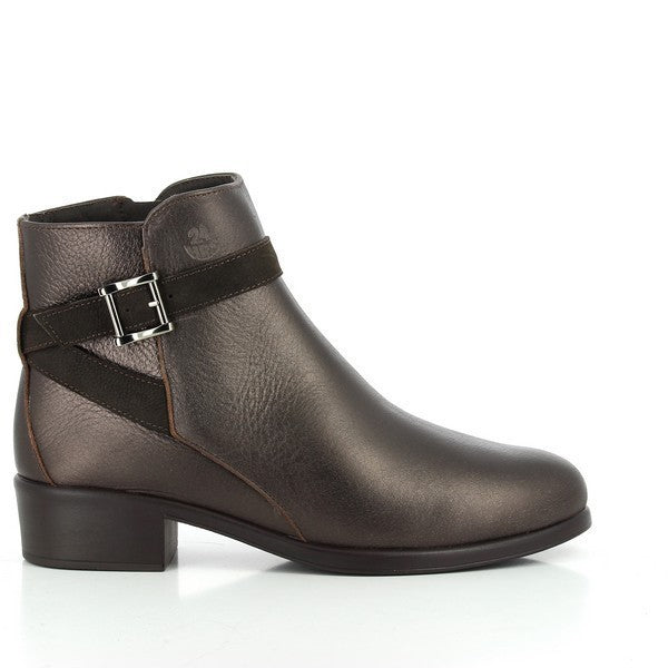 A pair of 24 Hrs 23038 Brown Ankle Boots featuring a sleek leather upper and a stylish cross-strap with a buckle detail. These women's shoes are designed with a round toe and a comfortable 3 cm heel-platform. The leather lining and synthetic sole ensure durability and all-day comfort. Made in Spain, they reflect the refined craftsmanship of 24 Hrs.