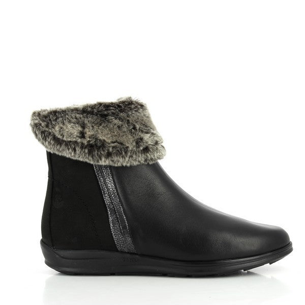  ChatGPT A close-up image of the 24 Hrs 23363 Black Ankle Boots, showcasing their sleek leather exterior and plush fur lining. The boots have a classic round toe shape and a modest 2.5 cm heel-platform, creating a balance between style and comfort. The soft leather upper has a polished finish, while the fur detail adds warmth and texture, making these boots both functional and fashionable. The image captures the high-quality craftsmanship and attention to detail, highlighting the boots' sophisticated design