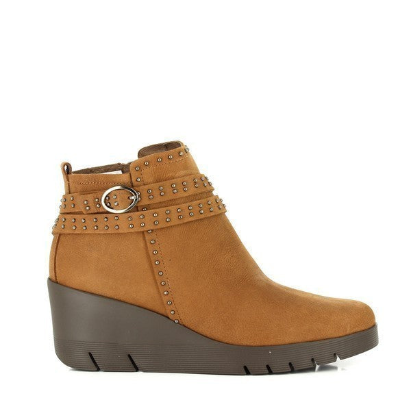 The 24 Hrs 23455 Tan Ankle Boots showcase a chic design with premium leather craftsmanship. The boots feature decorative straps around the ankle adorned with golden studs and a small golden buckle, adding a touch of elegance. The internal zipper ensures easy wear, while the 6 cm heel provides a stylish lift. Perfectly blending sophistication and comfort, these boots are a standout addition to any wardrobe.