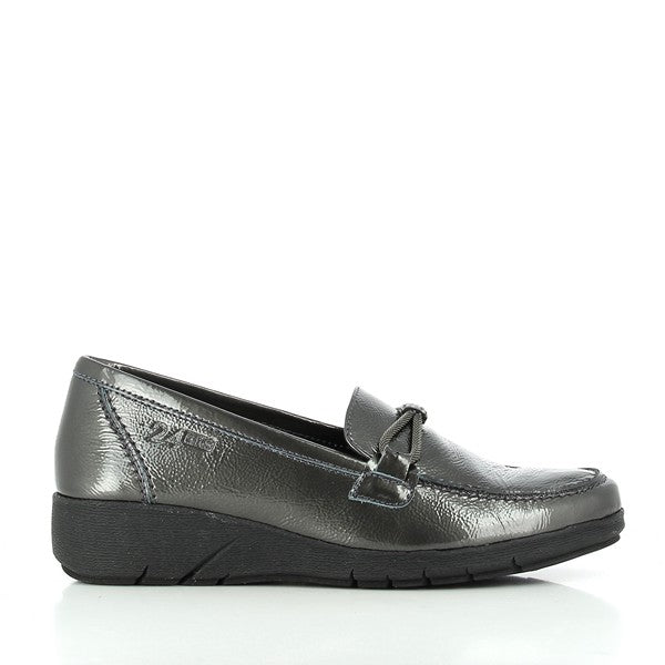 The 24HRS 23862 Charcoal Loafers feature a sleek charcoal-colored leather upper with a refined round toe design. The 3 cm heel-platform adds a subtle lift, enhancing comfort while maintaining a low-profile look. The leather lining is visible along the shoe's opening, showcasing its plush and luxurious feel. The synthetic sole, with its durable construction, provides excellent grip and stability, making these loafers both stylish and practical. Made in Spain, these shoes reflect expert craftsmanship and time