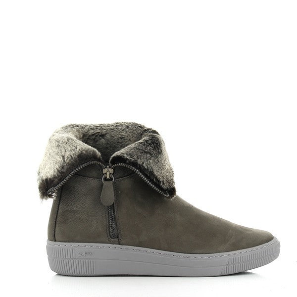 The 24HRS 23889 Taupe Ankle Boots feature a soft taupe leather upper with a smooth, refined finish. The round toe design adds a classic touch, while the 3 cm heel-platform offers subtle lift. The cozy fur lining inside provides added warmth and comfort, visible through the top opening. A practical lateral zipper ensures easy on-and-off access. The durable synthetic sole offers excellent grip, making these boots both stylish and functional. Crafted in Spain, these boots showcase expert craftsmanship and time
