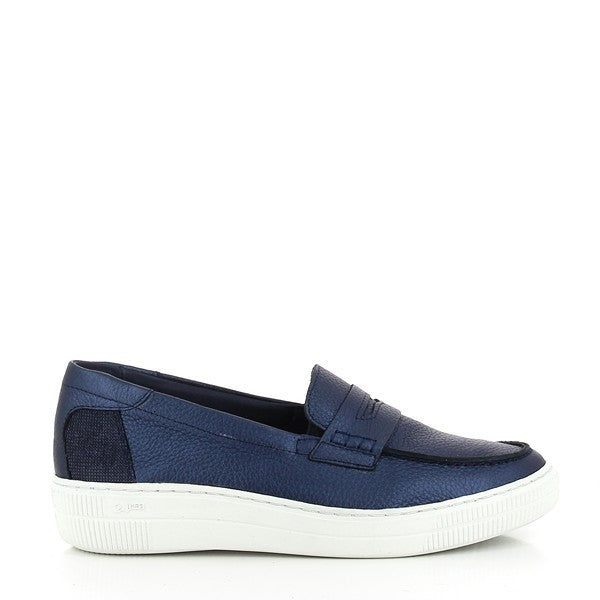 The 24HRS 23955 Blue Loafers feature a striking blue leather upper with a smooth, polished finish. The classic round toe design adds a touch of timeless sophistication, while the 3 cm heel-platform offers a comfortable lift. The interior is lined with soft leather for added comfort, and the durable synthetic sole ensures excellent grip. Made in Spain, these loafers combine vibrant color with expert craftsmanship for a refined and versatile look.