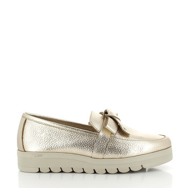 The 24HRS 23960 Gold Loafers feature a gleaming gold leather upper that adds a touch of sophistication. The round toe design and 3 cm heel-platform provide a classic silhouette with a comfortable lift. The interior boasts a soft leather lining for enhanced comfort, while the durable synthetic sole ensures reliable grip. Made in Spain, these loafers combine luxurious style with expert craftsmanship, making them a chic and versatile choice for any wardrobe.