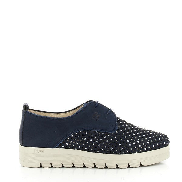 The 24HRS 23965 Lake Navy Sneakers feature a deep navy leather upper with a smooth, polished finish. The classic round toe design complements the sleek silhouette, while the 3 cm heel-platform adds a touch of sophistication. Inside, a soft leather lining enhances comfort, and the durable synthetic sole ensures reliable grip. Made in Spain, these sneakers combine modern elegance with expert craftsmanship, making them a versatile addition to any wardrobe.