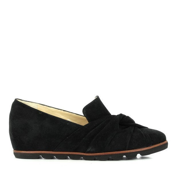 Highlights the sleek, polished black leather upper and the minimalistic 1.5 cm heel, offering a classic and refined silhouette.