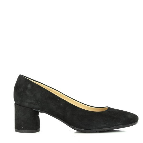 The sleek black leather upper is prominently displayed, emphasizing the smooth, classic silhouette of the pump. The 5.5cm heel adds a refined lift while maintaining a clean, timeless profile.