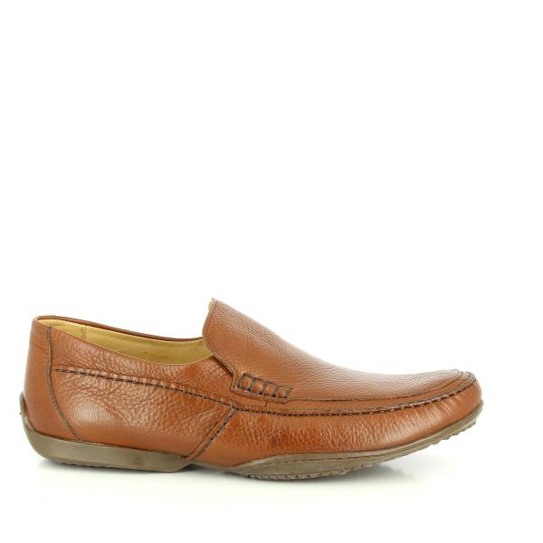 The side view of the Anatomic Kava Tan Driver Shoes highlights the smooth, full-grain tan leather upper. The sleek, rounded toe and minimalist design reflect the shoe’s classic and refined aesthetic.