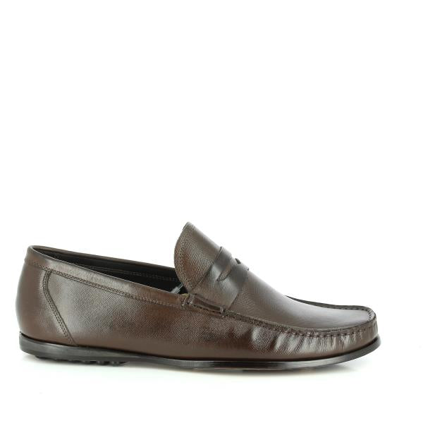 A detailed image of the Anatomic Welman Castanho Driver Shoes from the side, highlighting the smooth, rich brown leather upper and classic round toe. The stitching and subtle brand logo are visible, showcasing the shoe’s craftsmanship.