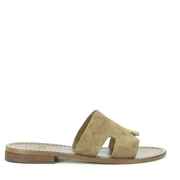 The Antichi Romani 01 Nuovo Tortora Natural Slides are showcased in a serene setting, highlighting their refined natural leather in a soft tortora shade. The slides feature a simple yet elegant design with a 1cm heel-platform and a round toe. The high-quality leather upper, lining, and sole are visible, emphasizing their luxurious craftsmanship. The subtle color and clean lines of the slides are complemented by a neutral backdrop, drawing attention to the exquisite Italian craftsmanship and timeless style.
