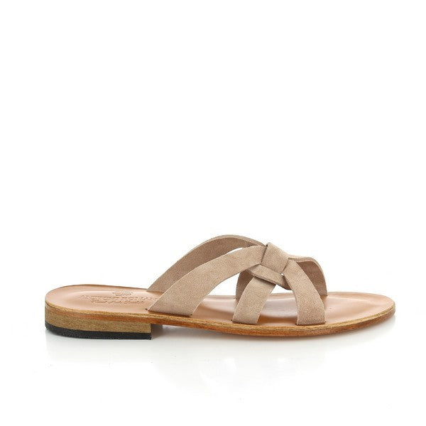 A close-up shot of the Antichi Romani 2026 Sahara Slides, showcasing their premium craftsmanship. The sandals feature a smooth, tan leather upper with a simple yet elegant design. The rounded toe shape is visible, along with the slight 2 cm platform that provides a subtle lift. The rich texture of the leather catches the light, highlighting its quality and softness. The synthetic sole is visible from the side, providing a contrast to the natural tones of the leather. 