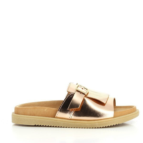 The Antichi Romani 845 Rame Gold Fringe Slides are elegantly showcased, highlighting their luxurious gold leather upper embellished with eye-catching fringe detailing. The soft leather lining is visible, indicating comfort and quality craftsmanship. The slides feature a rounded toe design and a 2cm heel-platform, offering a subtle lift while ensuring ease of wear. The durable synthetic sole peeks out from beneath, providing practicality for everyday use. 
