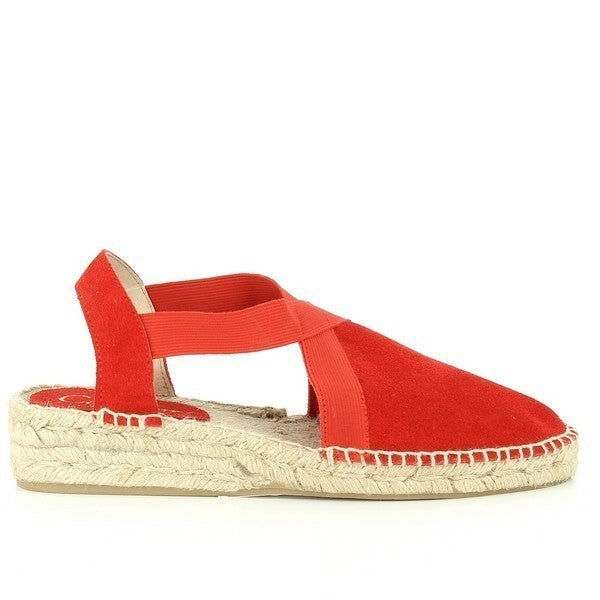 A pair of red espadrilles from Calzanor, beautifully crafted with a classic design. The shoes feature a leather upper and lining, showcasing a rich, vibrant red hue. The sole is made of natural yute fiber, giving it a distinct woven texture that is both sustainable and stylish. The espadrilles have a 3 cm platform heel and a round toe shape, blending comfort and elegance. Set against a simple background, the espadrilles exude a timeless, casual charm, capturing the essence of artisanal craftsmanship.