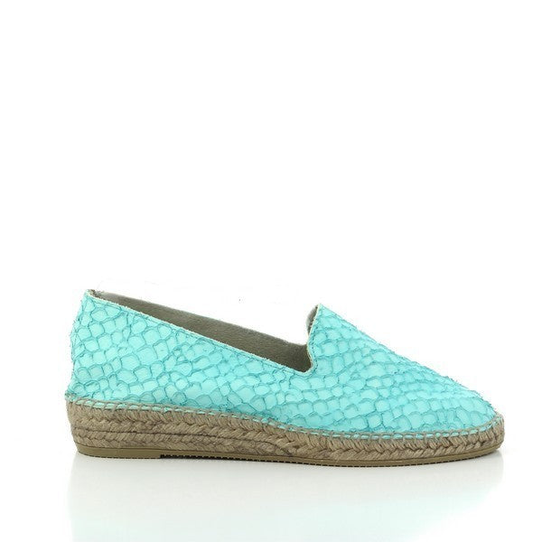 The turquoise espadrilles showcase a vibrant fish print design, adding a playful touch to any outfit. Made from soft fabric, these shoes feature a classic round toe and a sturdy jute sole, providing comfort and breathability. The cheerful color and unique pattern make them perfect for summer outings or beach days.
