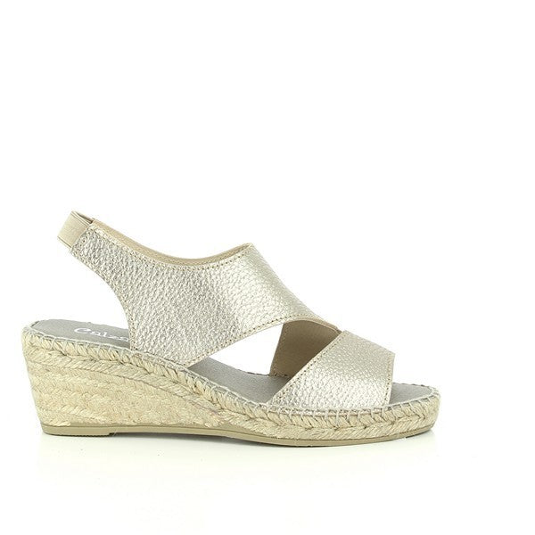 The image features the **Calzanor 2042 Bronce Slingback Espadrilles** displayed on a neutral background. The metallic bronze leather upper shines subtly under the light, highlighting its sleek, modern look. The slingback strap wraps around the heel, providing a secure and elegant fit. The natural jute-wrapped platform, with a 7cm height, contrasts beautifully with the bronze tone, emphasizing the artisanal craftsmanship. 