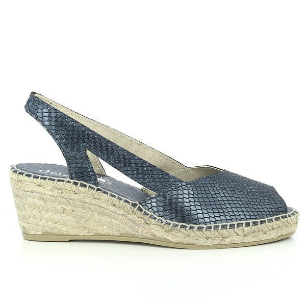 A pair of Calzanor 2047 Navy Slingback Espadrilles is elegantly displayed against a neutral background. The shoes feature a smooth navy leather upper with a comfortable slingback strap, showcasing their relaxed yet refined design. The round toe shape adds a classic touch, while the 5 cm jute platform sole highlights the natural, eco-friendly material. The hand-stitched detailing on the espadrilles reflects the craftsmanship, blending traditional techniques with a modern aesthetic. 