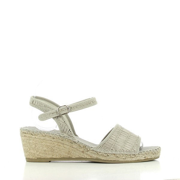 The Calzanor 743 Bambu Taupe Slingback Espadrilles showcase a stylish and modern design, featuring a soft taupe leather upper with a subtle sheen. The elegant slingback strap is designed for a secure fit, while the round toe shape adds a classic touch. These espadrilles sit atop a comfortable 5.5 cm heel-platform, perfect for adding a bit of height without sacrificing comfort. 