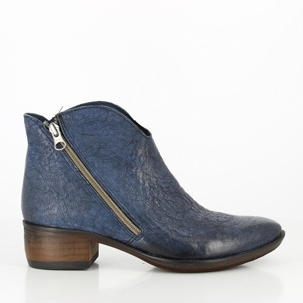 The side of the navy Felmini ankle boot showcases its sleek, streamlined silhouette with a pointy toe, leather upper, and a 4 cm heel. The external diagonal zipper adds a modern, edgy detail, complementing the refined design. The boot's clean lines and quality finish make it a versatile and stylish choice.