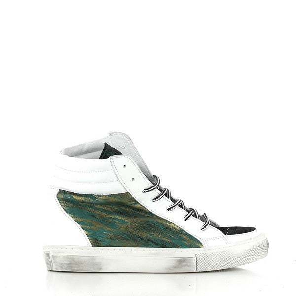 The white and green Felmini B409 sneakers showcase a clean and modern design with smooth leather. The side profile highlights the seamless stitching and round toe, complemented by the low-profile silhouette, offering a sleek and stylish appearance.
