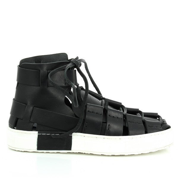 The side view of the Forte 5033W black high-top sneakers highlights the sleek leather design with a combination of straps and laces, providing a modern yet classic look. The clean lines of the shoe offer a stylish, versatile aesthetic suitable for various occasions.