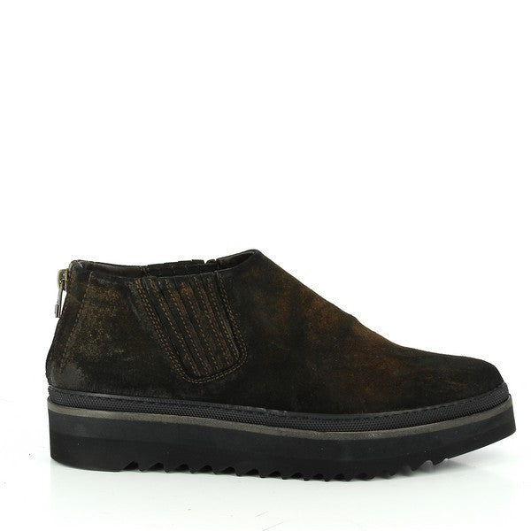 The side of the Forte GS6420 Brown Ankle Boots showcases the smooth suede leather upper with a sleek, rounded toe. The platform heel adds subtle height, creating a balanced silhouette.
