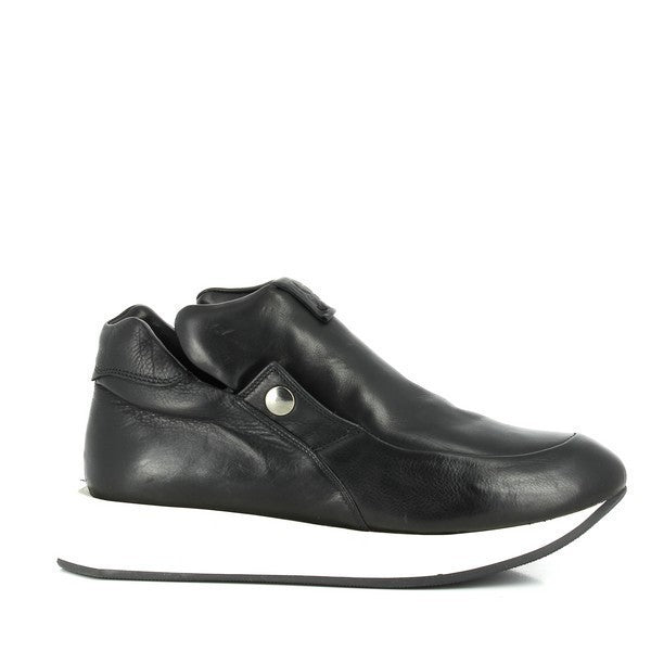 The sleek black leather of the Forte W175120 sneaker highlights its smooth, minimalist design. The rounded toe and clean lines create a modern and stylish silhouette, with the smooth leather upper contrasting beautifully with the soft leather lining