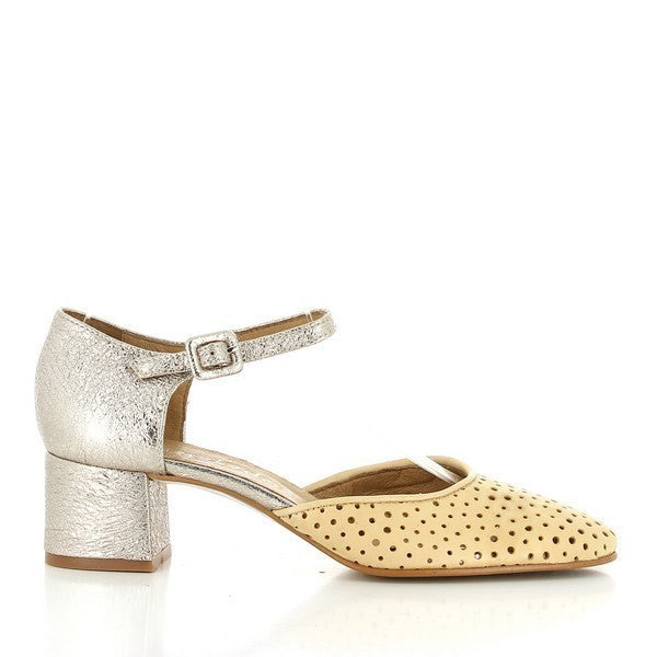 A close-up of the Igualados 06592 Beige & Gold Slingback Pump, showcasing its sleek leather upper, elegant gold accents, and a comfortable 4cm heel.