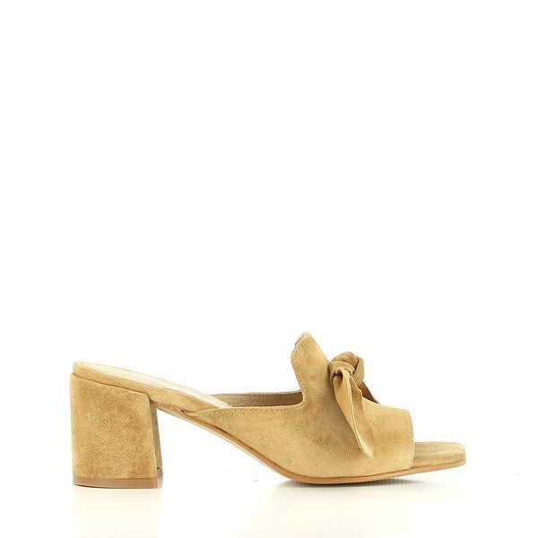 A close-up of the Igualados 06673 Tan Slides showcasing the sleek leather upper, open-toe design, and decorative bow on the vamp. The square toe shape and 6cm platform heel add a stylish yet comfortable touch.