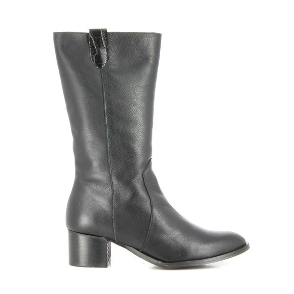 A full-profile shot of the Igualados 17253 Black Long Boot, highlighting its sleek leather upper, elegant round toe, and sturdy 5cm heel. The knee-high silhouette enhances its timeless appeal.
