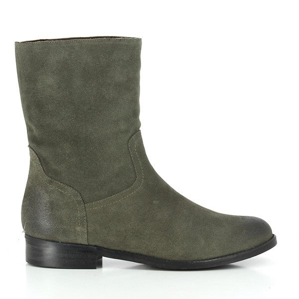 A full view of the Igualados 2546 Khaki Boot from the side, highlighting its sleek leather upper, round toe, and subtle 2.5cm heel, offering a refined silhouette.
