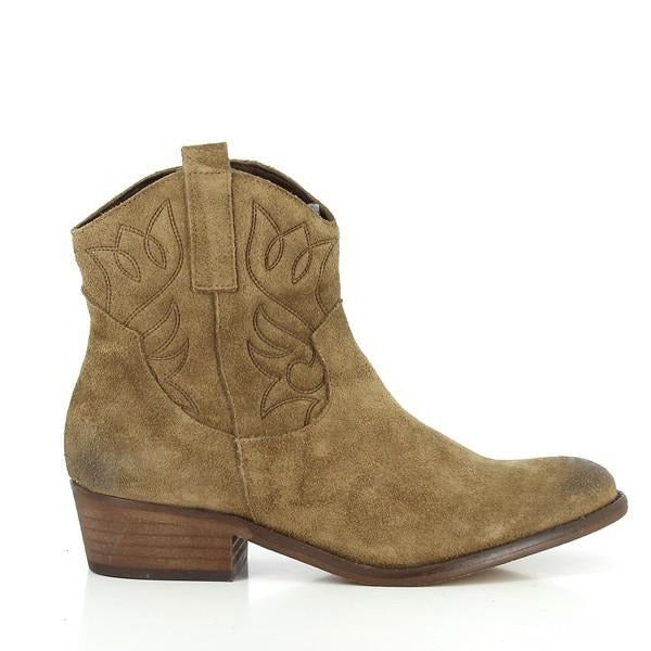 A clean profile of the Igualados 2563 Brown Ankle Boots, showcasing the smooth leather upper, round toe shape, and sleek design that contours the foot.