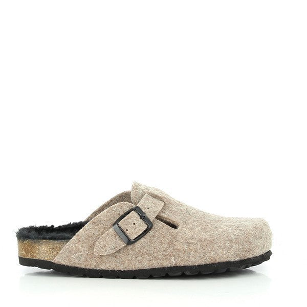 This image reveals the inner comfort of Plakton's 101539 Beige Men's Clogs. The bios contoured lining ensures optimal support and comfort, conforming to the natural shape of the feet. Crafted with precision in Spain, this view highlights the attention to detail and quality craftsmanship.