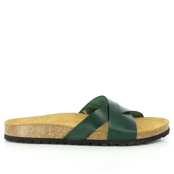 In this captivating photo, Plakton's 105317 Green Slides are showcased from a lateral angle, highlighting their sleek design and superior craftsmanship. The leather upper and cork sole exude luxury, while the wide fit ensures comfort for every step. Step into style and comfort with Plakton's iconic sandals.